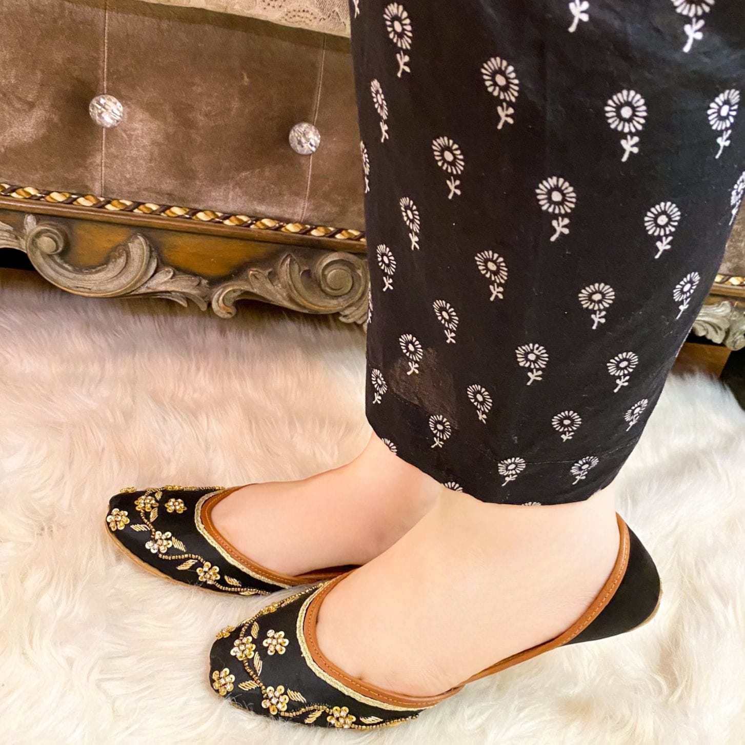 WhatsApp Image 2023-05-23 at 5.44.20 PM (2) Black Khussa For Her-2220 - Image 1