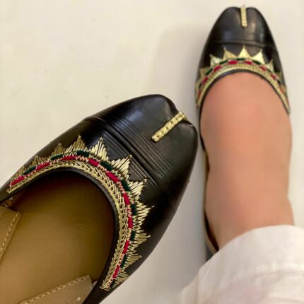 zari khussa in black