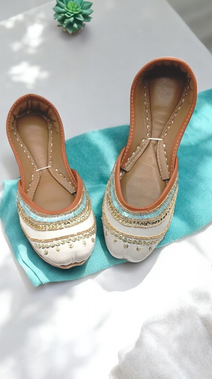 White Embroidered Khussa White Embroidered Khussa