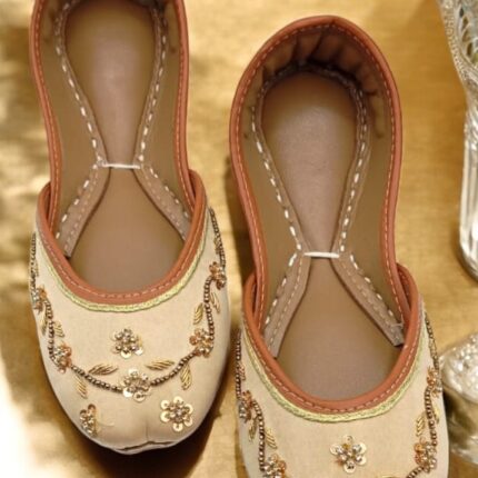 golden khussa for her