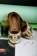 Peacock embroidered khussa