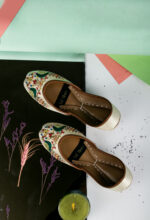 Peacock embroidered khussa