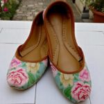 printed khussa for her