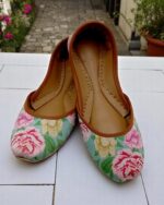 printed khussa for her