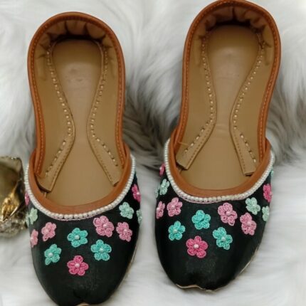 Black embroidered khussa