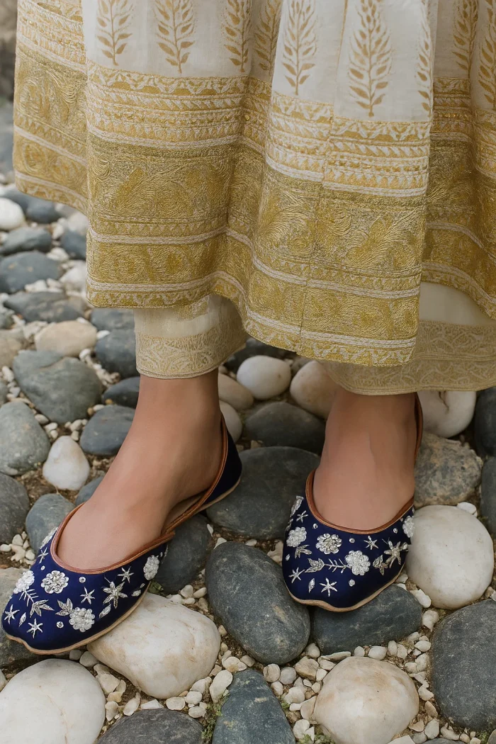 2259 Blue khussa fore her - Image 2