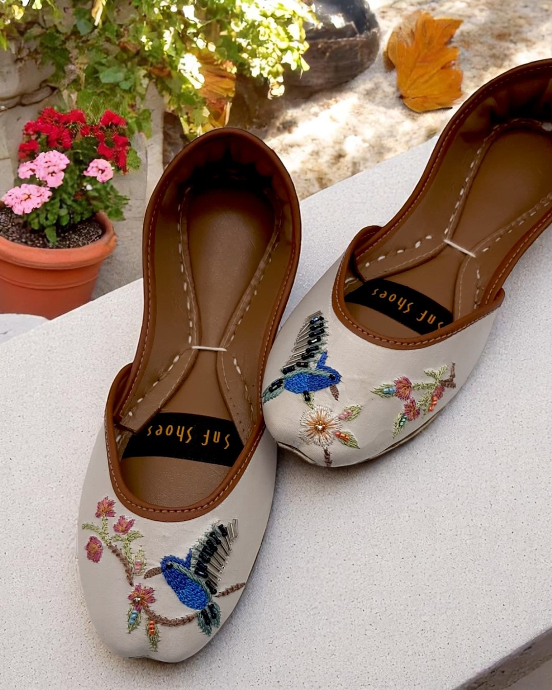 White Floral Bird Embroidery Khussa White Floral Bird Embroidery Khussa