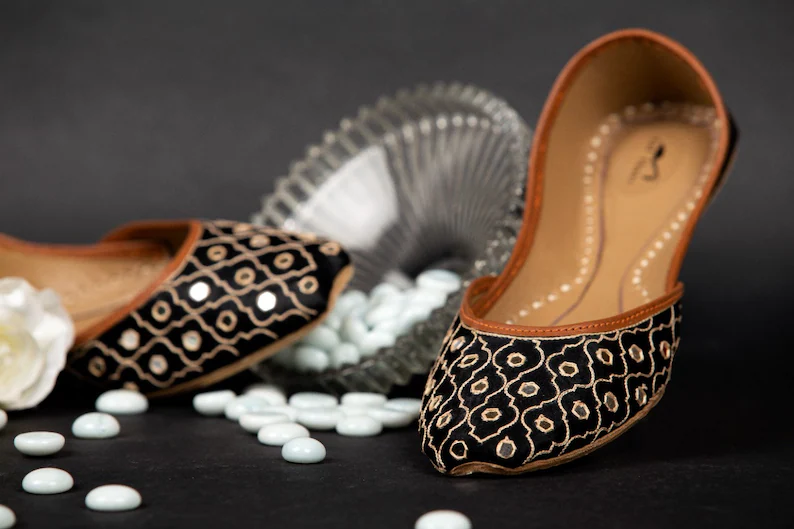 il_794xN.3485108576_ps2p 2226 Black khussa for her